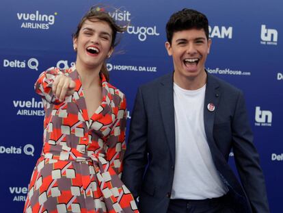 Amaia y Alfred sonríen en la alfombra roja de Eurovisión, en Lisboa.  