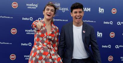 Amaia y Alfred sonríen en la alfombra roja de Eurovisión, en Lisboa.  