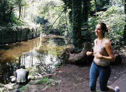 <i>Footing</i> por el Water of Leith Walkway (el camino de agua de Leith), en Edimburgo.