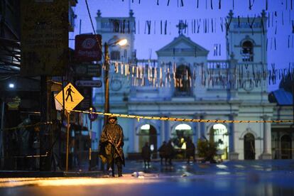 Un soldado hace guardia ante la iglesia de San Antonio en Colombo.