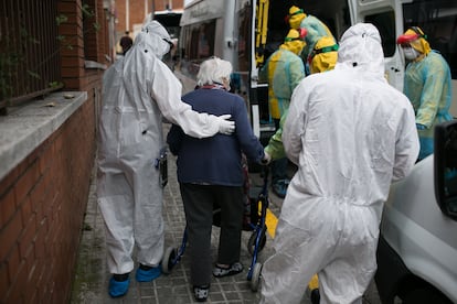 Voluntarios de la ONG Proactiva Open Arms, el pasado abril durante el traslado de ancianos de una residencia en Cataluña.