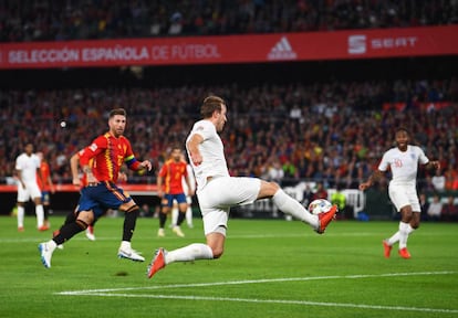 Harry Kane da la asistencia del tercer gol inglés a Sterling.