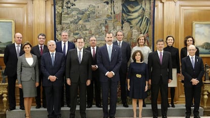 El rey Felipe VI posa con el jefe del Ejecutivo, Mariano Rajoy, y los 13 ministros de su nuevo Gobierno.