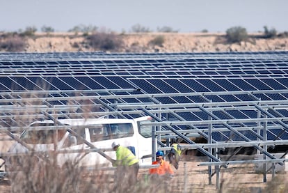 Dos técnicos trabajan, a mediados de febrero, en una nueva instalación de paneles solares en Teruel.