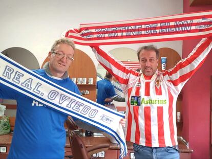 David Arobes, con la camiseta del Real Oviedo, junto a su hermano Jorge.