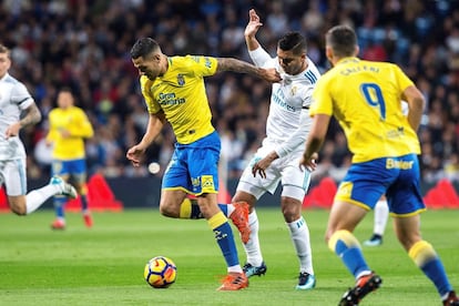 El jugador brasileño del Real Madrid Carlos Henrique Casemiro(c), pelea un balón con el jugador del la Unión Deportiva Las Palmas Víctor Machín Vitolo.