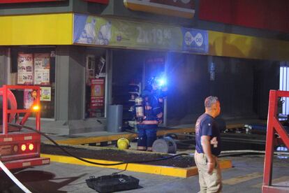 Una tienda de autoservicio Oxxo después de que los bomberos controlaran un incendio en su interior ocasionado por integrantes del Cártel Jalisco Nueva Generación, en Celaya, Estado de Guanajuato, el 9 de agosto de 2022.