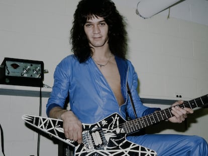 Eddie Van Halen posa con su guitarra en el camerino de un concierto en Hawaii, en Octubre de 1979.