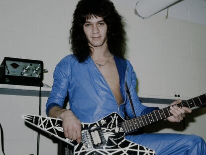 Eddie Van Halen posa com sua guitarra no camarim de um show no Havaí, em outubro de 1979.