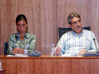 El alcalde de Orihuela, José Manuel Medina, y la concejal y presidenta local del PP Mónica Lorente, durante un pleno.