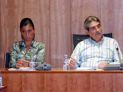 El alcalde de Orihuela, José Manuel Medina, y la concejal y presidenta local del PP Mónica Lorente, durante un pleno.