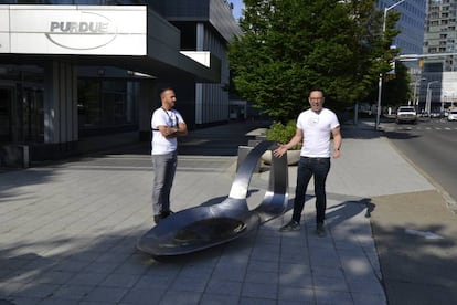 El escultor Domenic Esposito (izquierda) y Fernando Luis Álvarez, su galerista, en su acción en junio con una cuchara gigante de droga ante la farmaceútica Purdue.