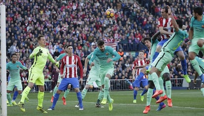 Godín marca el único gol de su equipo.