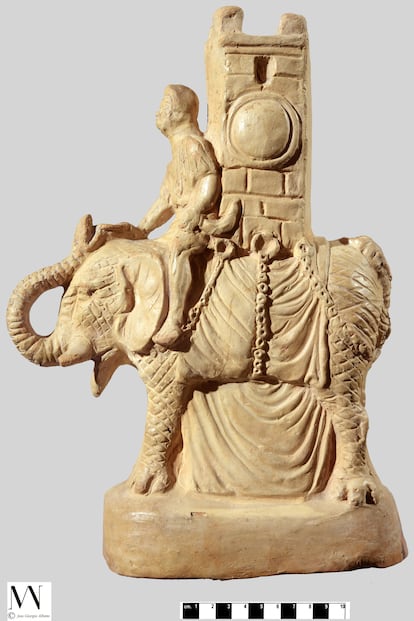 Vaso con forma de elefante de combate, que puede verse en la exposición 'Alejandro Magno y Oriente', en el Museo Arqueológico Nacional de Nápoles hasta el 28 de agosto.