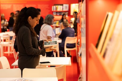 Visitantes en el stand de España del área internacional de la FIL