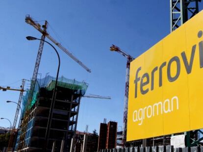 Cartel de Ferrovial Agroman en una obra de Madrid.