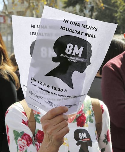 "A una heronína del incendio de 1908: Hace ya dos años, mamá, que te despediste de mí como cada mañana cuando te ibas a trabajar. Saliste de casa medio corriendo gritando adiós porque llegabas unos minutos tarde y eso era suficiente para que te descontaran unos días de sueldo, ese que apenas nos daba para subsistir. Así te dirigiste a afrontar 16 duras horas en Triangle Shirtwaist.
Aquel día no volviste: alrededor de las tres de la tarde se elevó, fundiéndose con la niebla, una nube de humo y ceniza sobre el cielo neoyorquino. Las camisetas malvas que tejías se tornaron negruzcas y en la asfixiante atmósfera caíste desplomada. Otras, ante la desesperación de estar encerradas durante el incendio, se tiraron por la ventana. 123 mujeres asesinadas por reclamar lo que es justo son ahora mis compañeras, mis hermanas, mi apoyo y mi fuerza. Y ahora, dos años después, desde Copenhague, llegan noticias de que ese día, el 8 de marzo, ha sido proclamado como el Día Internacional de la Mujer. Hoy, yo me pongo en el lugar de tu hija y quiero ser como tú. Esa mujer decidida, independiente, soñadora, insurgente y revolucionaria. No puedo evitar imaginar tu mirada aquella mañana de 1908. Que nuestra voz retumbe en todos los rincones y derribe todos los muros que nos han construido."