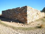 Parte de la puerta oriental del castro de Las Labradas reconstruida.