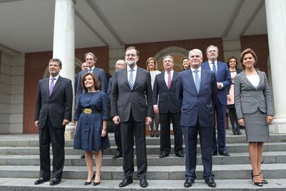 El presidente del Gobierno, Maria Rajoy (c), posa para la fotografía de familia con los integrantes del nuevo Gobierno en las escalinatas del Palacio de La Moncloa, poco antes de la reunión de su primer Consejo de Ministros. De izquierda a derecha, primera fila: ministro de Justicia, Rafael Catalá Polo; vicepresidenta del Gobierno y ministra de la Presidencia y para las Administraciones Territoriales, Soraya Sáenz de Santamaría; ministros de Exteriores y de Cooperación, Alfonso Dastis Quecedo, y Defensa, María Dolores de Cospedal. Segunda fila: Fomento, Íñigo de la Serna Hernáiz; Hacienda y Función Pública, Cristóbal Montoro; Interior, Juan Ignacio Zoido Álvarez; Educación, Cultura y Deporte y portavoz del Gobierno, Íñigo Méndez de Vigo. Tercera fila: Economía, Industria y Competitividad, Luis de Guindos; Energía, Turismo y Agenda Digital, Álvaro Nadal Belda; Empleo y Seguridad Social, Fátima Báñez; Agricultura, Pesca y Alimentación y Medio Ambiente, Isabel García Tejerina, y Servicios Sociales e Igualdad, Dolors Montserrat