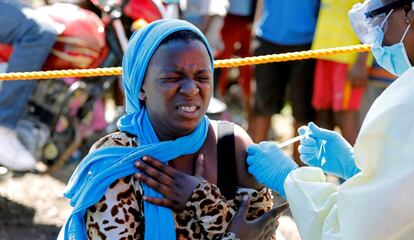 Una mujer recibe una vacuna frente al ébola en la República Democrática del Congo.