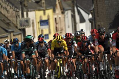 El belga Greg Van Avermaet, luciendo el maillot amarillo del líder, con el resto de competidores, durante la cuarta etapa de la 105ª edición de la carrera ciclista Tour de France.