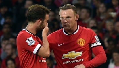 Dos jugadores del Manchester United durante un encuentro.
