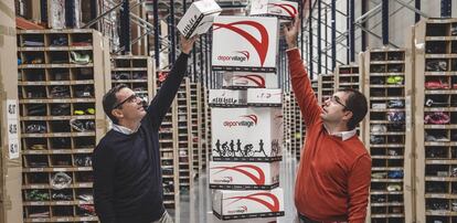 Xavier Pladellorent (izquierda), consejero delegado de Deporvillage, y Àngel Corcuera, gerente, en el almacén de la firma en Manresa (Barcelona).