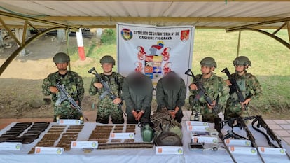 Elementos del ejército confiscan las armas y un dron de dos sujetos, en Huila, Colombia, el 27 de marzo de 2024.