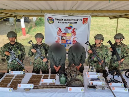 Elementos del ejército confiscan las armas y un dron de dos sujetos, en Huila, Colombia, el 27 de marzo de 2024.