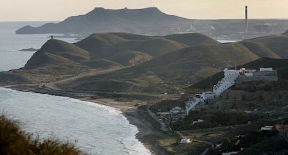 Paraje de Cabo de Gata con el hotel de El Algarrobico.