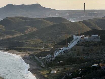 Paraje de Cabo de Gata con el hotel de El Algarrobico.