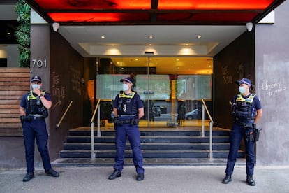 Policía afuera del Park Hotel de Melbourne, donde el tenista número uno del mundo, Novak Djokovic, espera la decisión de la justicia australia sobre su deportación, es un polémico lugar destinado a las cuarentenas de enfermos con covid-19 que llegan Australia y a retener a solicitantes de asilo, cuya dura situación ha salido ahora a la luz.