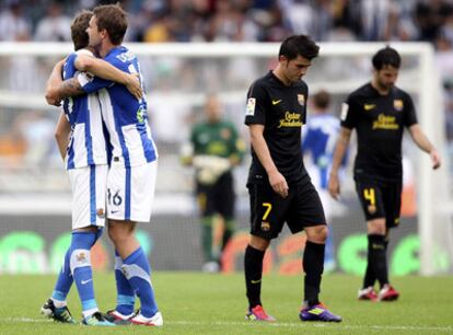 Agirretxe y Demidov festejan el empate final mientras Villa y Cesc se retiran cabizbajos.