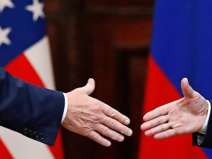El presidente de EE UU, Donald Trump, y su homólogo ruso, Vladímir Putin, se dan la mano en su encuentro de este lunes en Helsinki (Finlandia).