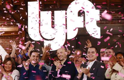 Los fundadores de Lyft, John Zimmer (izquierda) y Logan Green (en el centro), en el debut en Bolsa. 