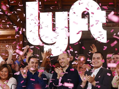 Los fundadores de Lyft, John Zimmer (izquierda) y Logan Green (en el centro), en el debut en Bolsa. 