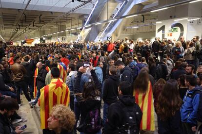Cortes en la estación de AVE de Girona por la huelga general en Cataluña.