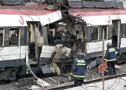 Bomberos de Madrid, junto a los vagones de la estación de Santa Eugenia tras la explosión.