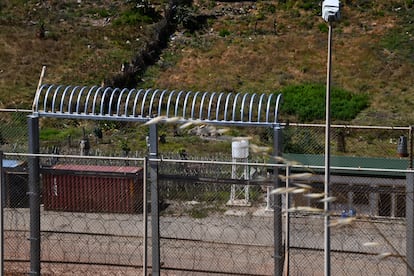 Valla de Ceuta con una corona de barrotes semicirculares que sustituyen a las concertinas.