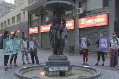 Grupos feministas chilenos intervinieron monumentos y calles.