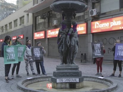 Grupos feministas chilenos intervinieron monumentos y calles.