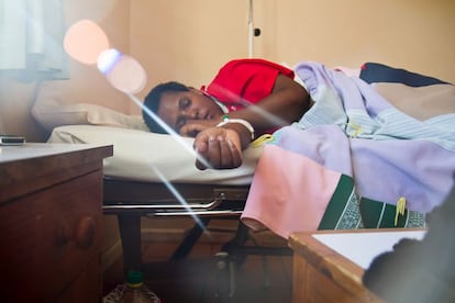 Zambia, 2012. Una paciente, en el Our Lady's Hospice, una clínica de una orden religiosa en Kalingalinga. Trata a unos 3.500 pacientes ambulatorios, principalmente para tratamiento del VIH/SIDA, y facilita tratamientos de cuidados intensivos para los pacientes ingresados en sus habitaciones. Abarca estuvo en las habitaciones charlando con las familias. Esa imagen de un paciente bien atendido, esa luz, le llamaron la atención. "Había mucho drama en la clínica y quería retratar cuando las cosas funcionan", cuenta.