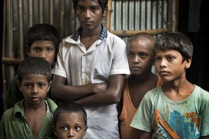 Hazaribag es uno de los múltiples asentamientos informales que existen en la Dacca (Bangladesh). En este 'slum', viven cerca de 200.000 personas, la mayor parte en situación de pobreza extrema, hacinadas en chabolas y sin acceso a agua potable y saneamiento. Sus calles son de barro y, con frecuencia, se inundan en la época de lluvias monzónicas. Muchos niños de Hazaribag trabajan, pues la precariedad familiar y la aceptación del trabajo infantil en el país -aunque esté prohíbo por la ley- les empuja a buscar un empleo con el que ayudar económicamente a las maltrechas finanzas domésticas. Raton Das tiene contratados al menos a una docena de críos en su fábrica de chanclas en Hazaribag. "Si empleara adultos, les tendría que pagar más. No accederían a trabajar aquí por un salario tan bajo", reconoce.