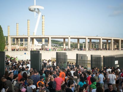 Seguidores de U2 en los accesos al Estadio Olimpico de Barcelona. 