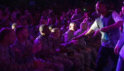 Will Smith, con las tropas en una base de EE UU.