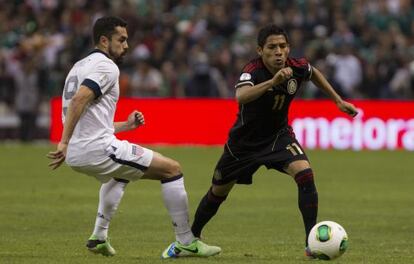 Javier Aquino, de México, (a la derecha) disputa el balón al estadounidense de origen mexicano, Hércules Gómez.