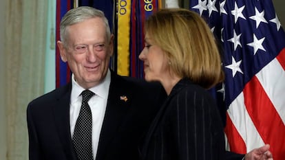 O secretário da Defesa dos EUA, James Mattis, e a ministra María Dolores de Cospedal no Pentágono em 23 de março.