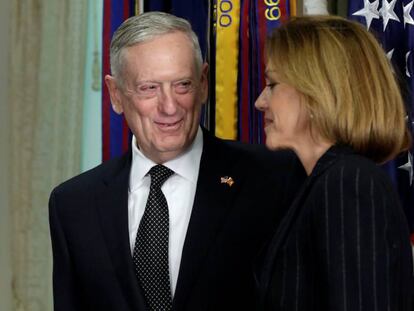 O secretário da Defesa dos EUA, James Mattis, e a ministra María Dolores de Cospedal no Pentágono em 23 de março.