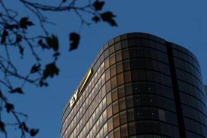 Logo de EY en un edificio de oficinas de Sídney (Australia).