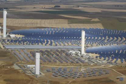 Instalación de paneles solares de Abengoa en Salúcar la Mayor (Sevilla)